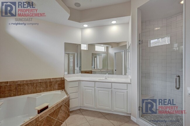 Building Photo - 652 Planters Manor Way