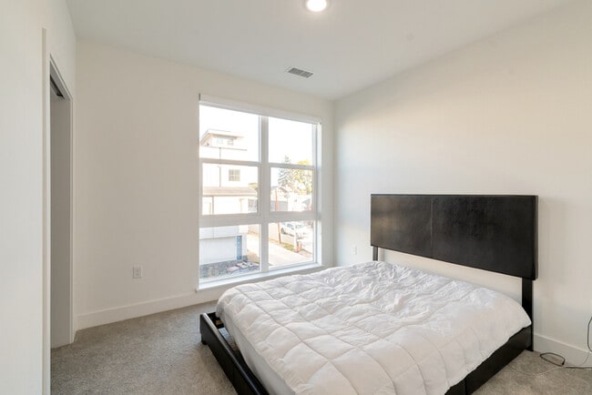 Building Photo - Modern Condo in Englewood with a view!