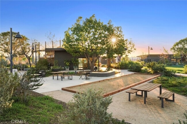 Building Photo - 123 Interval