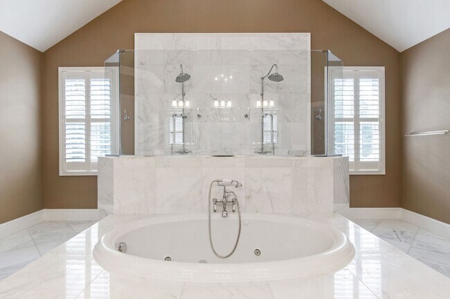 Building Photo - Elegant 5-Bedroom Residence with Luxurious...
