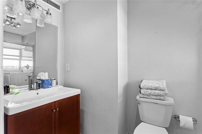 Building Photo - 9440 W Bay Harbor Dr