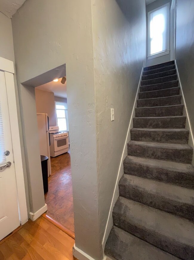 Building Photo - Single Family House in Mt Washington Avail...