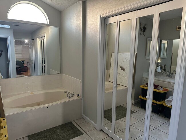 Building Photo - Beautiful 3/2 in Golf Course Community