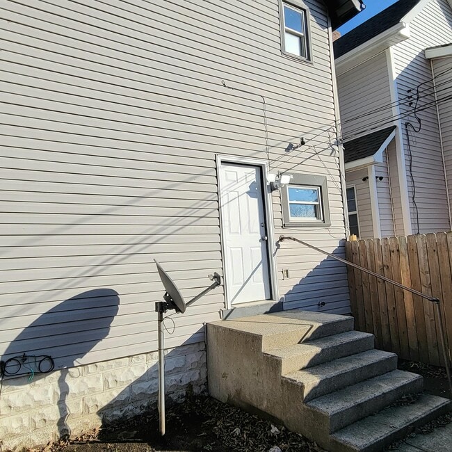 Building Photo - 221 S Highland Ave