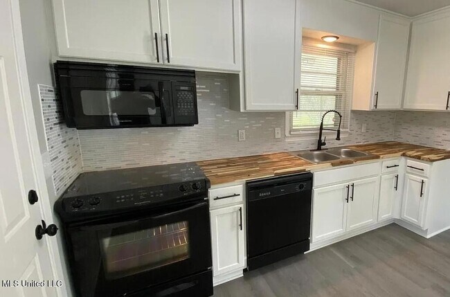 Building Photo - 160 Wildwood Cir