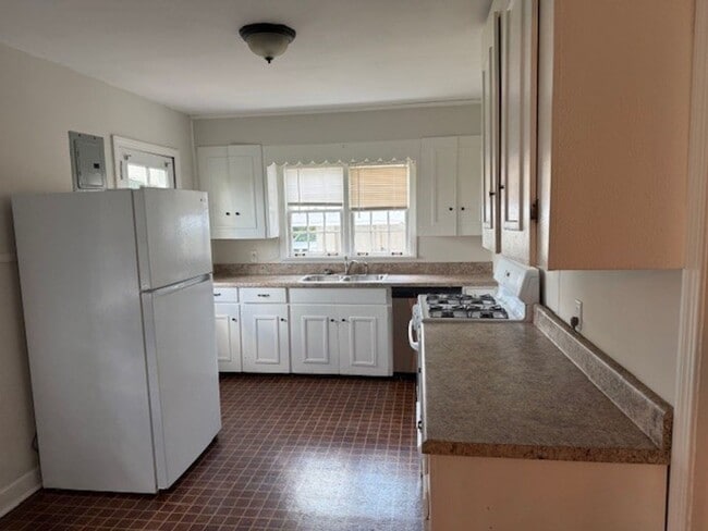 Building Photo - Cute 3 Bed 1 Bath House! Available Now! Ca...