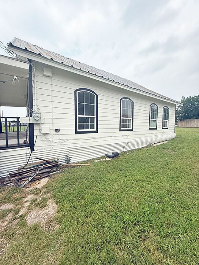 Building Photo - Nice 3 Bdrm 1 Bath Home in Gunter Texas