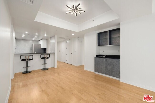 Building Photo - 10520 Wilshire Blvd