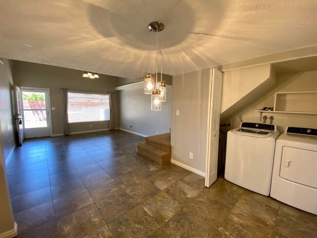 Building Photo - 2 BEDROOM APARTMENT DOWNTOWN IN ST. GEORGE