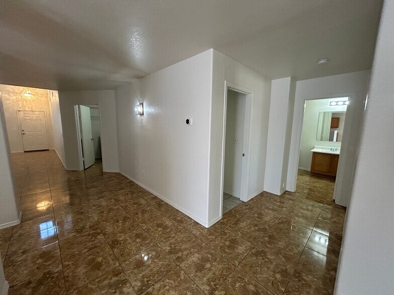Building Photo - 7399 W Solano Dr S