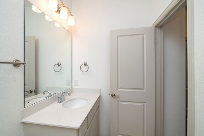 Building Photo - Beautiful 3 Bedroom Luxury Townhome, MCKIN...