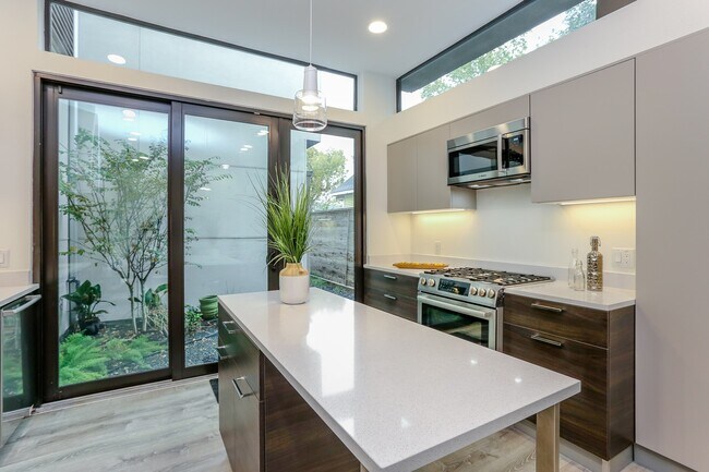 Building Photo - 3404 Saltus St