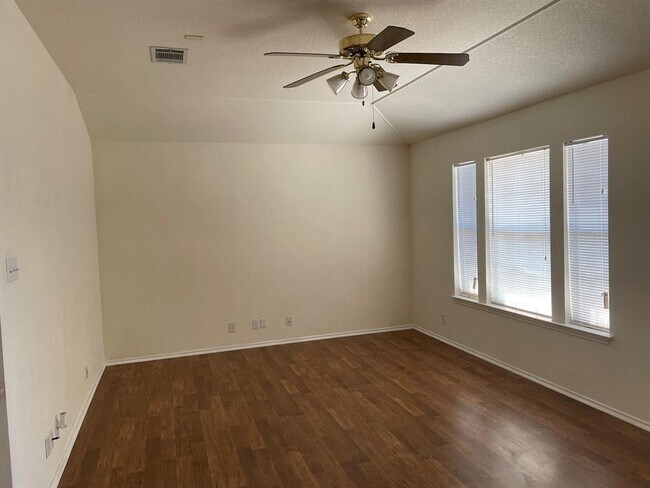 Building Photo - 5000 Cleves St
