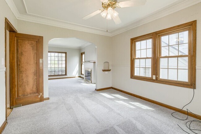 Building Photo - Happy Hollow 3 Bedroom!!