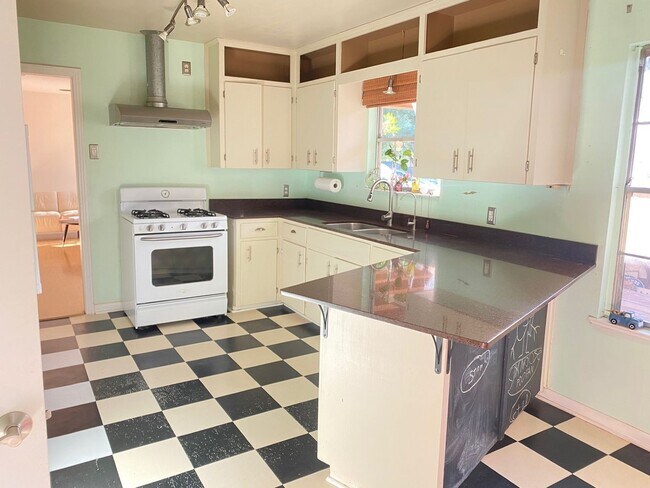 Building Photo - Charming South Austin Classic