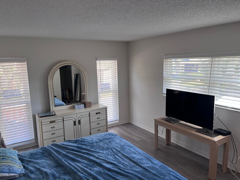 Building Photo - 213 Buttonwood Cir