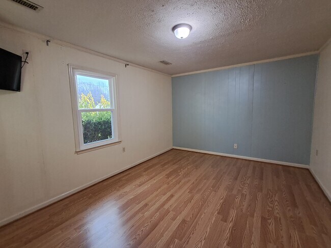 Building Photo - 114 Tomahawk Dr