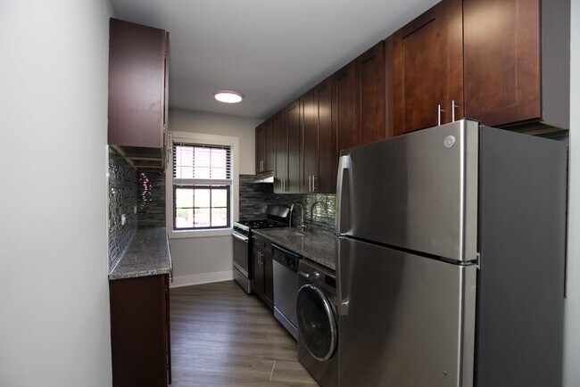 Building Photo - 735 Judson Ave