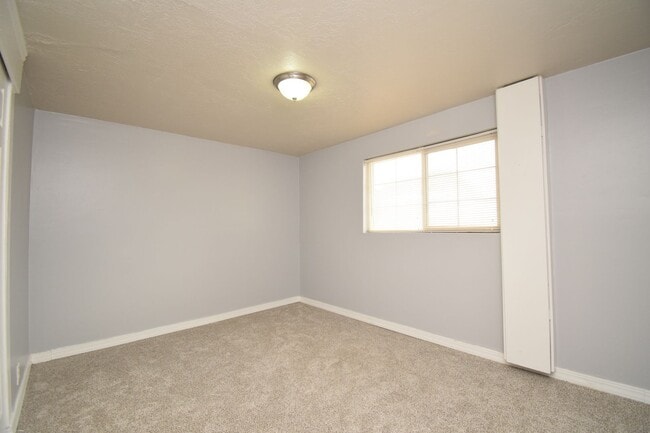 Building Photo - Comfortable Kearns 4-Bed Home with Spacious layout & Private Yard