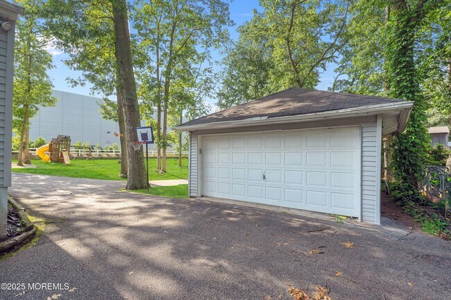 Building Photo - 1424 Shafto Rd