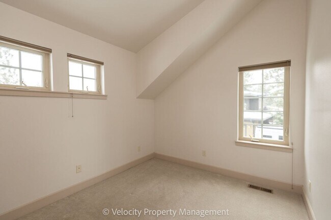 Building Photo - 2469 NW Sacagawea Ln