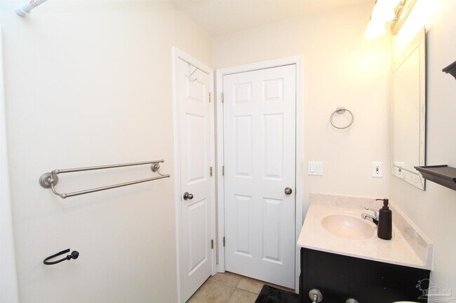Building Photo - 4150 Oak Pointe Dr