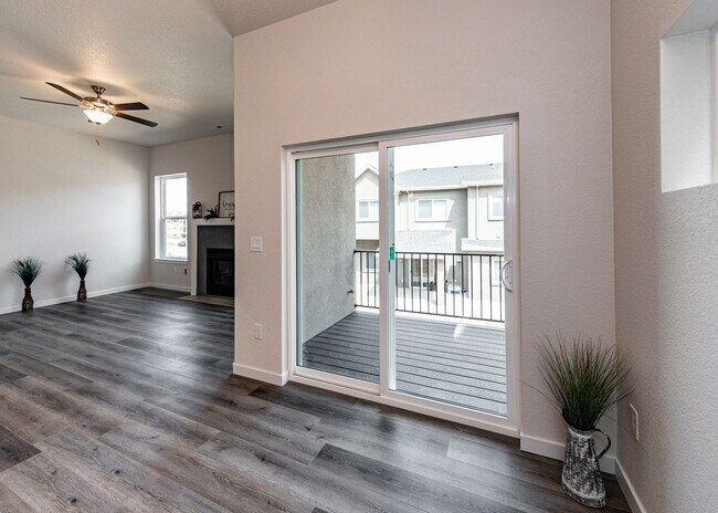 Building Photo - End Unit 3 BedTownhome in Mountain Shadows