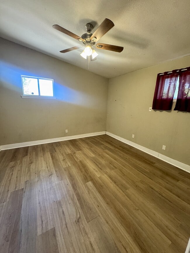 Building Photo - 420 Lakeview Dr