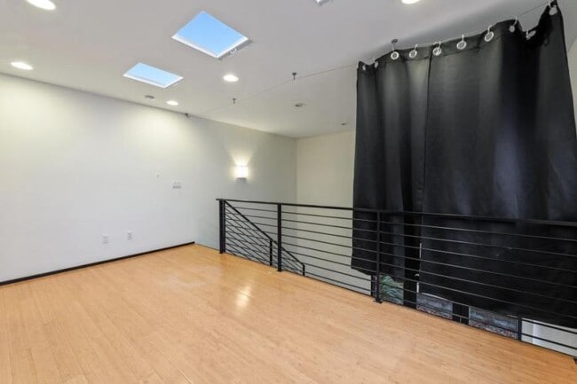 Building Photo - 1 bedroom in Seattle WA 98108