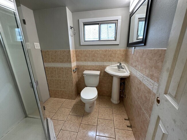 Building Photo - 1010 E 8th St