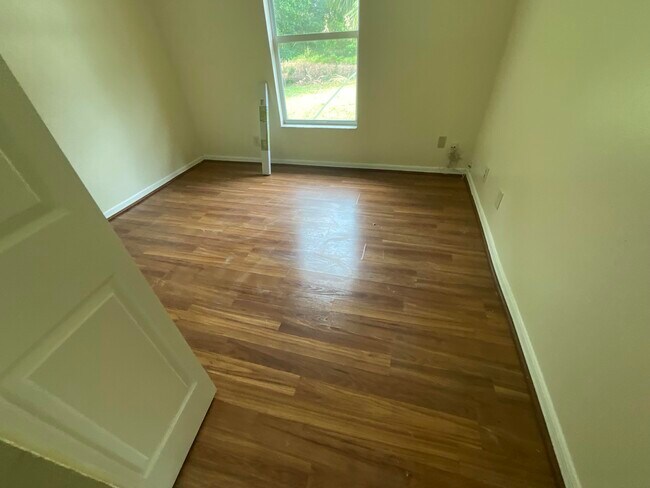 Building Photo - 1002 SW Romaine Ln