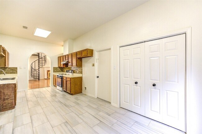 Building Photo - 16830 Scenic Gardens Dr