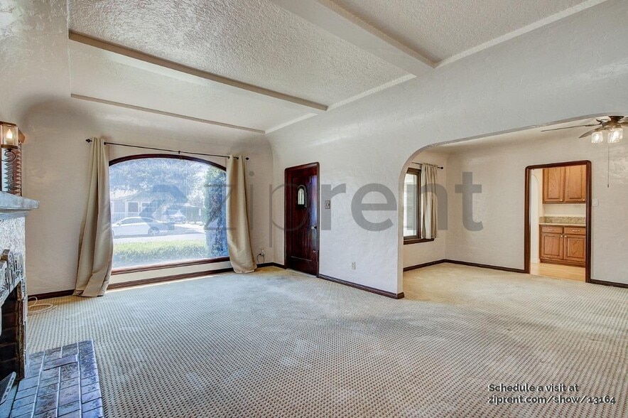 Building Photo - Unit