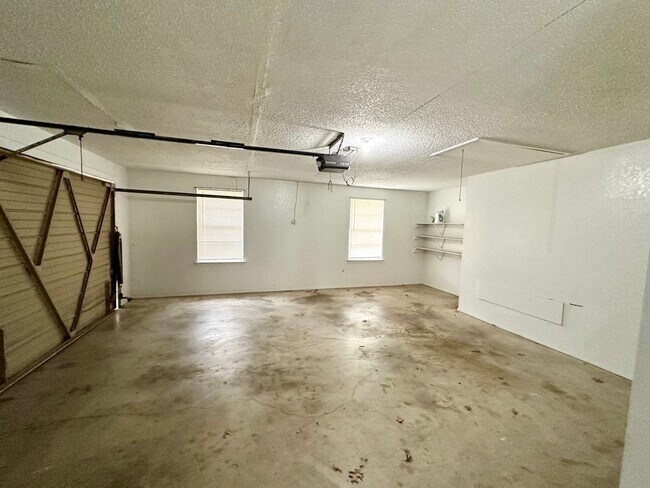 Building Photo - Spacious 3/2 in Midway ISD