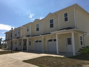 Building Photo - Great Townhome w/Easy Access to Shopping, ...