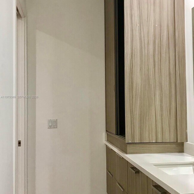 Building Photo - 1045 NE 18th Ave