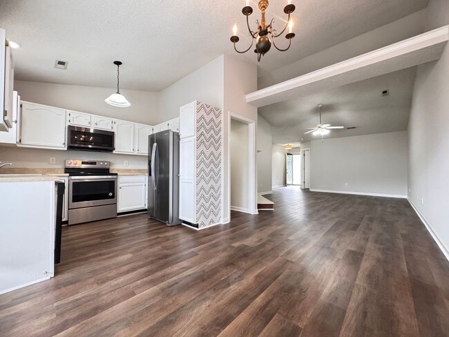 Building Photo - 2BR 2BA One Level Townhome with Garage