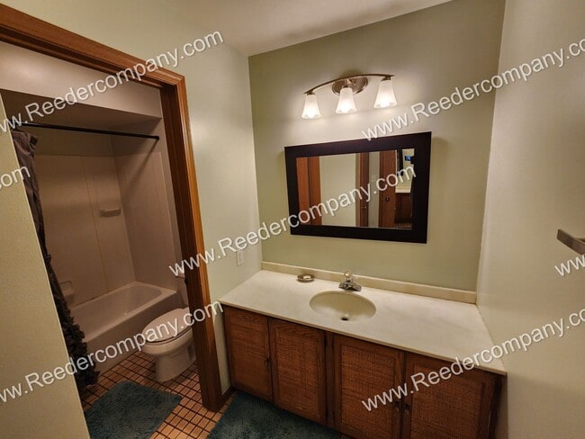 Building Photo - 2 Bedroom / 1 Bath Condo