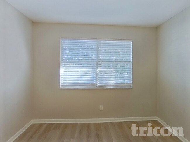 Building Photo - 2063 Los Lomas Dr