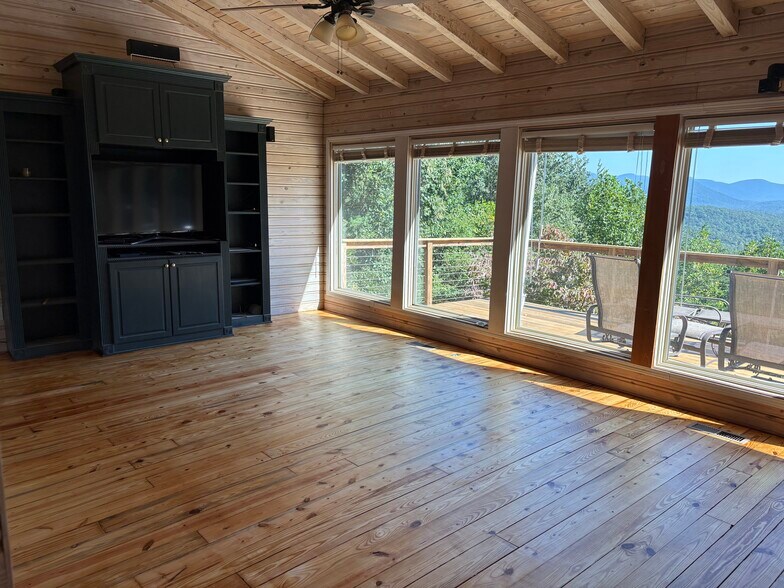 Den with large TV and surround sound. - 86 Yonah Vw