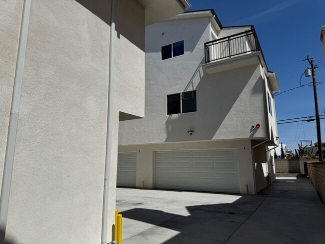 Primary Photo - 11602 Valley View Ave