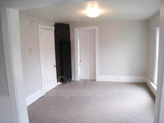 Building Photo - 815 College Ave NE