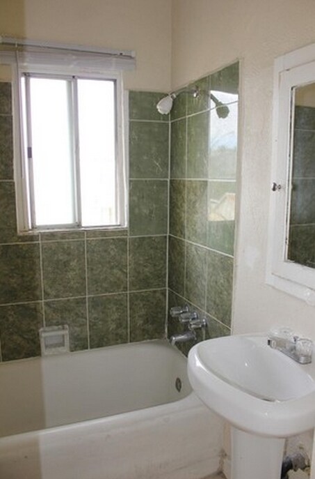 Interior - Bathroom - 1443 Bonnie Brae