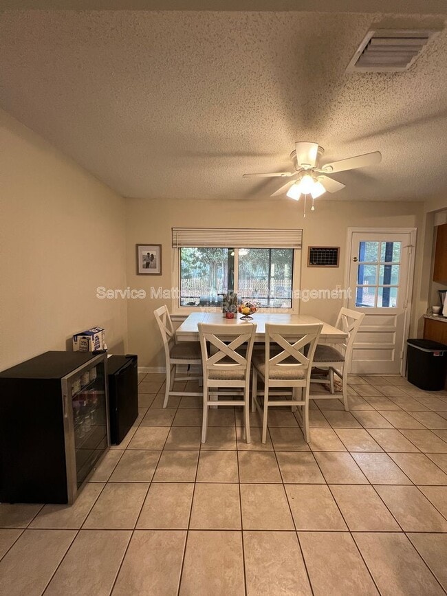 Building Photo - 303 Newcastle Dr