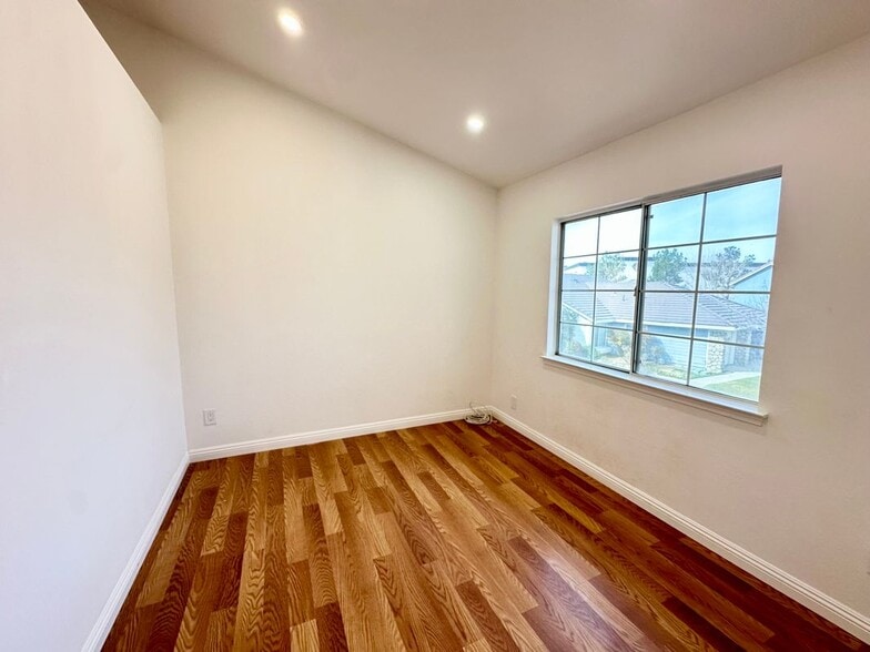 Building Photo - 45202 Pickford Ave