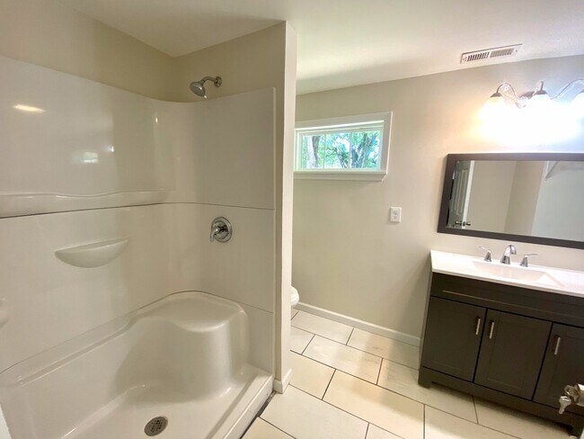 Building Photo - 3 Bedroom Home in Seneca, SC