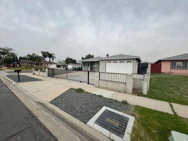 Building Photo - 428 E Montrose St