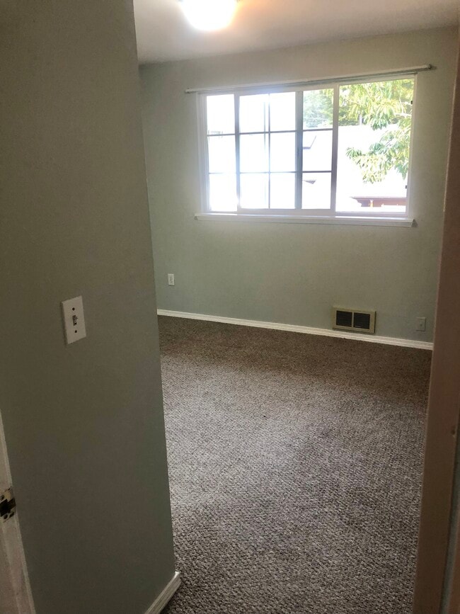 2nd bedroom - 1947 Union Ave SE
