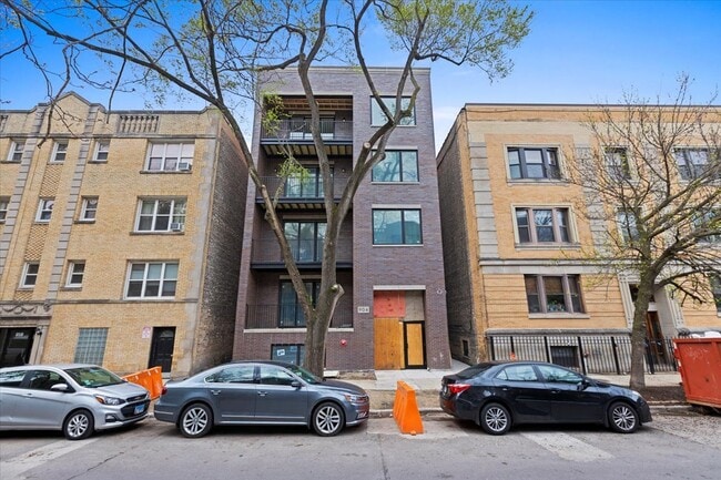 Building Photo - 906 W Dakin St