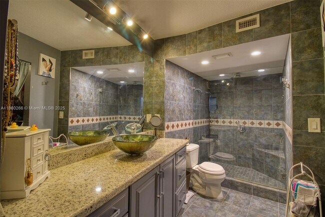 Building Photo - 115 Lake Emerald Dr